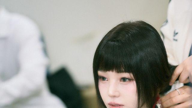 강렬한 레드 초커로 포인트 준 남규리, 감각적인 오버핏 수트 스타일
