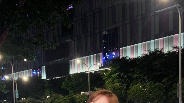 트리플에스 지우, 시티라이트 속 블랙 톱 스타일로 시선 압도하다