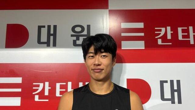 데뷔 첫 월간 MVP에 환한 미소…키움 송성문 