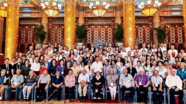 中열병식 '혁명원로 2세' 100여명 단체사진…중앙에 시진핑 동생
