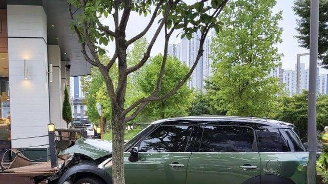 50대 女 운전 차량, 보행자 치고 건물 들이받아…10대 3명 부상