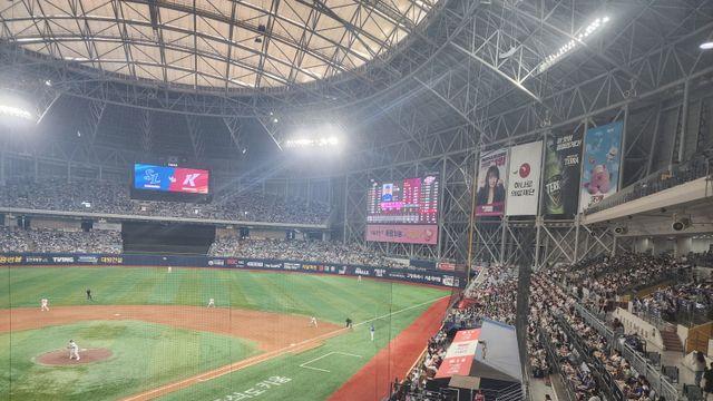 1위 잡고 자축...'81만 9103명 동원' 키움 히어로즈 단일시즌 최다 관중 신기록