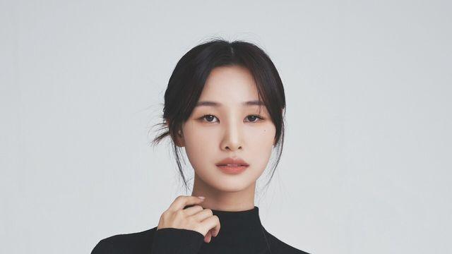 트로트 가수 황우림, 아츠로와 에이전시 계약…새로운 도약 예고