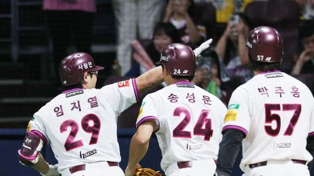 '임지열 역전포' 키움, 선두 LG에 11-2 대승…톨허스트, 데뷔 첫 패전
