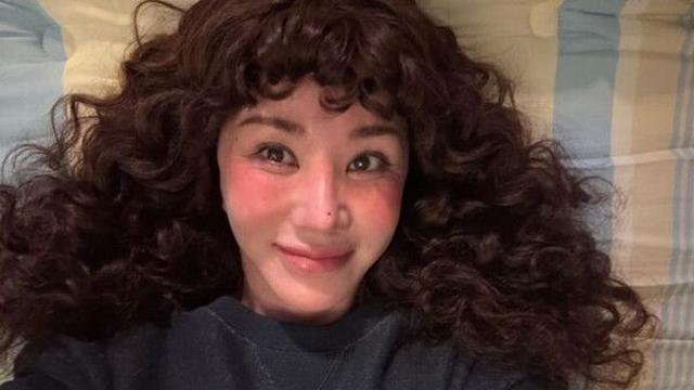 엄정화 파마머리·볼터치 충격 변신… 누군지 몰라볼 뻔