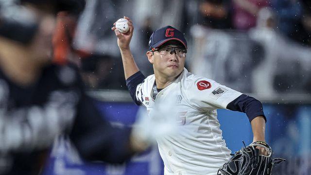 비 맞으며 응원한 팬 앞에서 5할 붕괴…투·타 무너진 롯데, PS 확률 처음으로 30%대 뚝