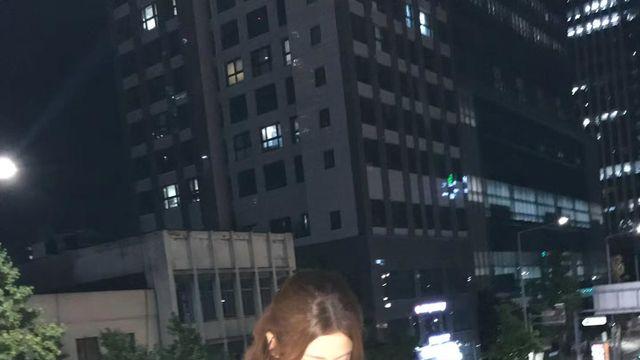허윤진 체크 패턴 슬리브리스와 와인빛 빅백의 시크한 밤길 스타일