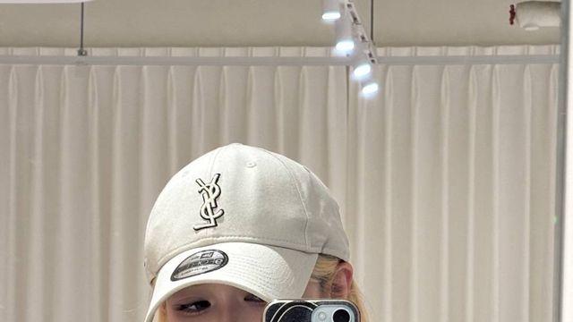 트리플에스 마유, YSL 볼캡과 화이트 블라우스로 보여준 내추럴 무드