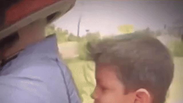아이 헬멧 안씌우고 질주하는 오토바이;;