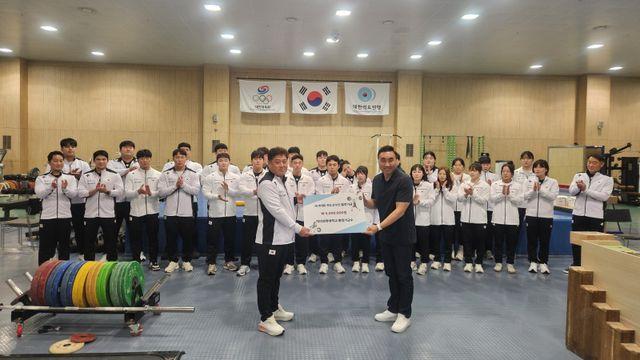 홍정기 교수, 역도 국가대표팀에 발전기금 500만원 기탁