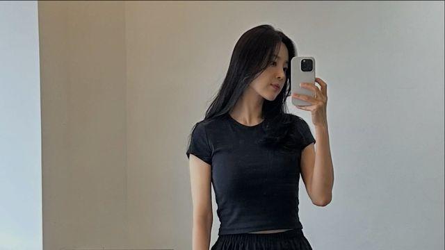 한지혜, 블랙 미니멀리즘으로 보여준 우아한 미러셀카