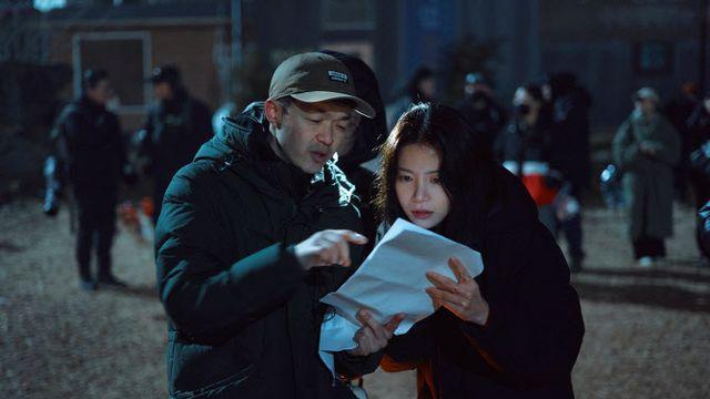 스크린 데뷔 솔라, 대본 집중 모드…'귀시' 비하인드 스틸 공개