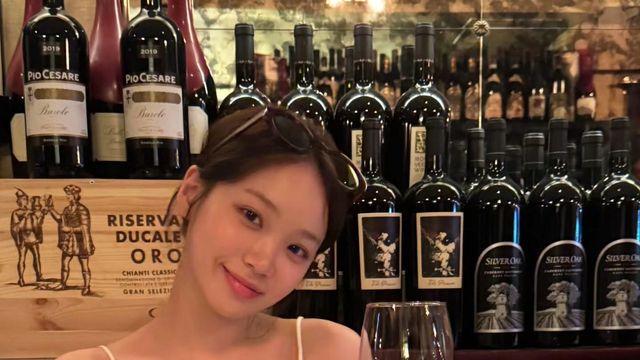 르세라핌 김채원의 화이트 슬립탑 스타일, 와인 한 잔의 여유로 완성한 감각적 무드
