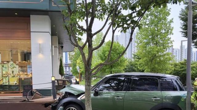 동탄 '인도 돌진' 50대, 알고보니 오른발 깁스하고 '페달 착각'