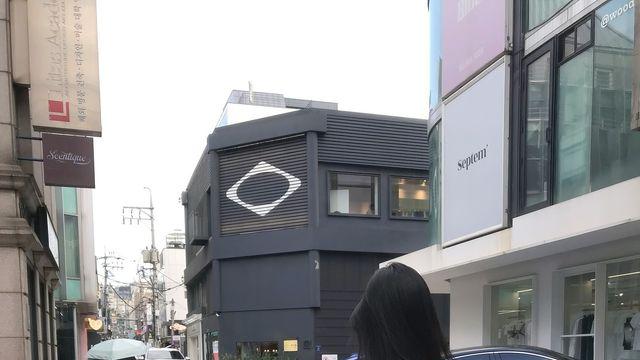 김효쁘 김효진, 버클 롱부츠로 완성한 블랙 시티 무드