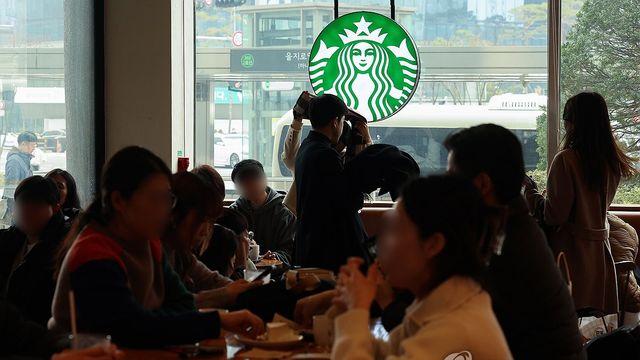 스타벅스, '설거지·화장실 청소' 아르바이트 도입…인력난 해소