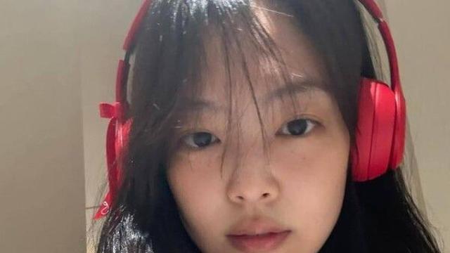 블랙핑크 제니, 빨간 헤드셋 쓰고 ‘귀염 뿜뿜’…“근접 셀카도 굴욕 없어”