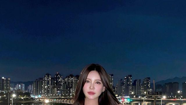 큐리, 티아라 무대 앞두고 밤하늘 아래 세련된 레이어드 룩 공개