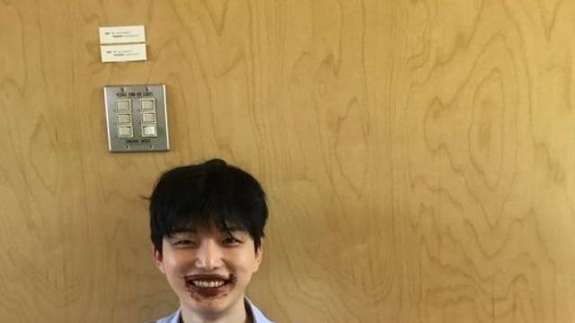 '모솔연애' 재윤, 입 주변 가득 묻은 초콜릿…연애하더니 장꾸美 가득 [★해시태그]