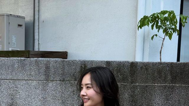 화사한 꽃무늬 원피스로 시선 사로잡은 배우희, 여름 감성 물씬