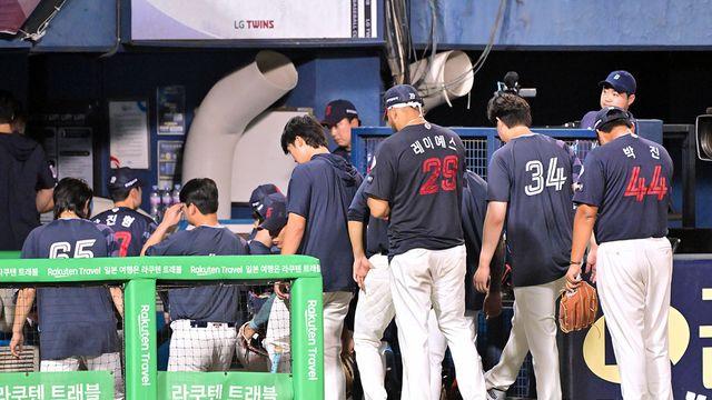 '실책실책실책실책실책' 롯데, 5연패 자초한 수비 자멸…가을야구 점점 멀어진다 [부산 현장]