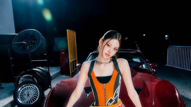 강렬한 레이싱 무드, 이즈나 방지민의 ‘Not Just Pretty’ 스타일링