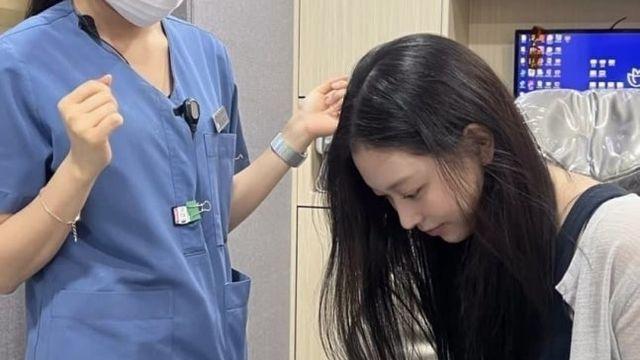 뉴진스 해린, 근황 포착... 치과서 민낯으로 사인