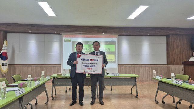 연천읍 지사협 권윤근 위원장, 성금 100만원 기탁