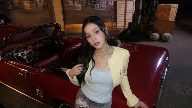 레트로 무드 속 빛난 낸시, 옐로 재킷과 데님 스커트의 쿨한 조화