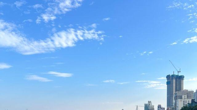한선화, 청량한 바캉스 여신 변신! 화이트 블라우스와 데님으로 완성한 내추럴 썸머 무드