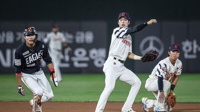 ‘5실책’ 김태형호 롯데, 자멸하며 와르르…12연패→5할 붕괴→6위 추락→끝없는 부진