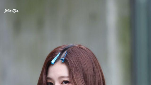 머리에 핀 꽂은 사나