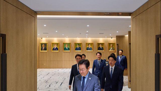 李 “부대 훈련 중 모의탄 폭발로 화상 입은 군 장병들 위로...재발방지 최선”