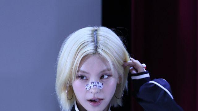 코에 밴드 붙인 ITZY 예지