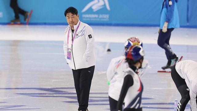 쇼트트랙 대표팀 윤재명 감독 복귀…올림픽 5개월 앞두고 정상화