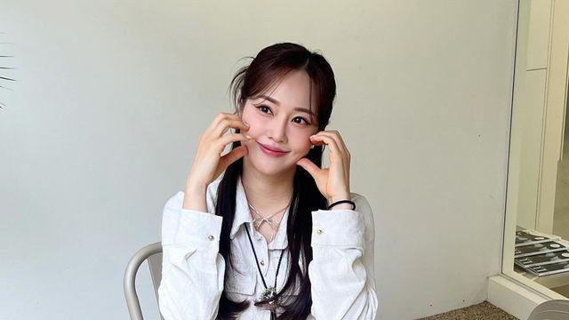 소유미, 화이트 셔츠와 러플 스커트로 완성한 청량 라운지룩