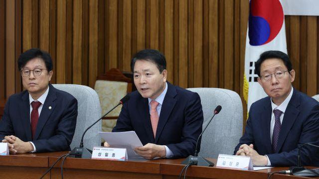 국힘 성일종, 국회서 폭행당해…70대 女 체포