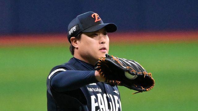 한화 방망이, 류현진에 득점 지원 '펑펑'…롯데 13-0 완파하고 2연승 질주 [사직:스코어]