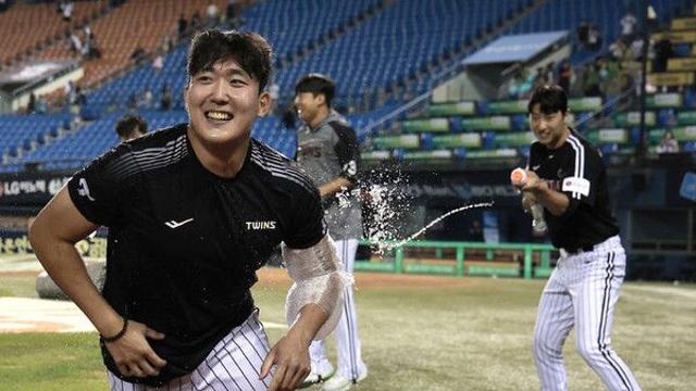 31년 만의 '10승 선발 4명' 완성한 LG 손주영 