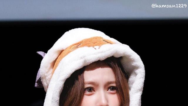 모자를 쓴 트와이스 사나