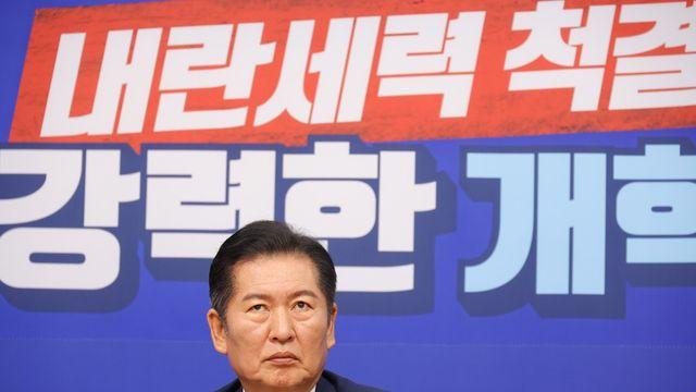鄭, 삼성전자 공장 찾아 경제행보 가속…與메시지 '혼란' 지적도