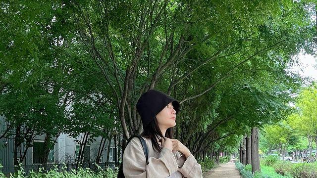 황우슬혜, 내추럴 감성 롱 코트 스타일로 가을 산책길 물들이다