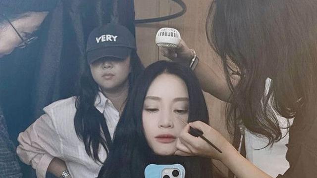55세 김혜수 긴머리도 잘 어울려…메이크업 중 찰칵