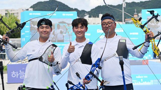 한국양궁, 안방서 열린 세계선수권서 첫 金 신고…男 단체전 김우진-김제덕-이우석이 해냈다!