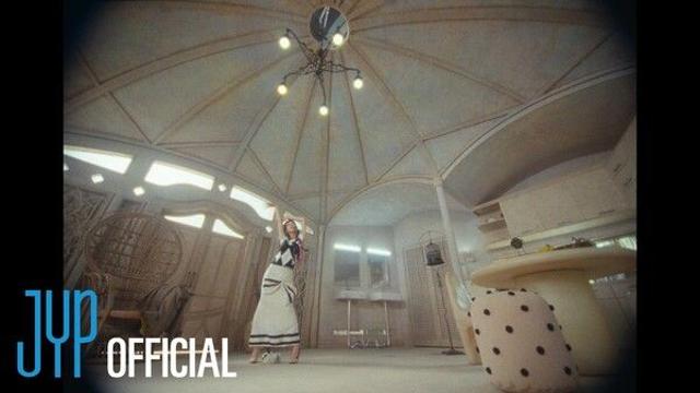 트와이스 채영, 'SHOOT' 2차 뮤비티저 공개…'솔로 동화 그리는 완벽춤선'