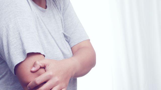 팔 저림이 ‘목 디스크’ 증상?... 어떤 연관있기에