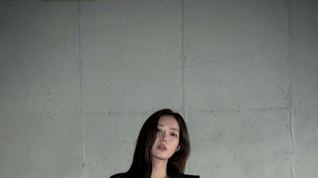 임수향, 블랙 드레스에 강렬한 아방가르드 무드 담았다