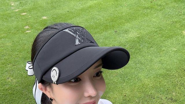 안신애, 필드 위 세련된 블랙&화이트 스포티즘