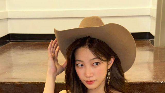 카우보이 햇으로 완성한 르세라핌 카즈하의 빈티지 무드 패션