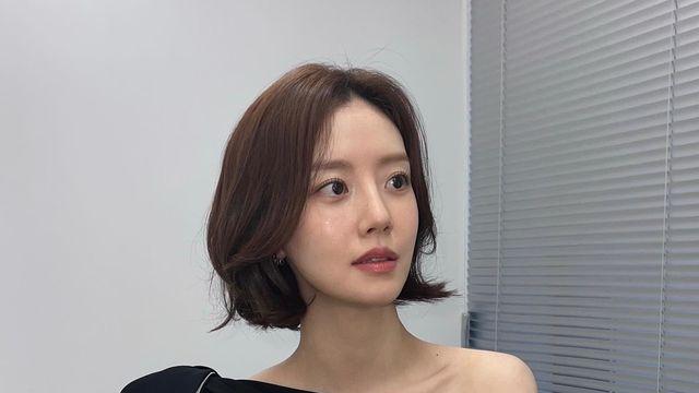 고급스러운 블랙 드레스 문채원, 대기실에서 빛난 우아한 존재감